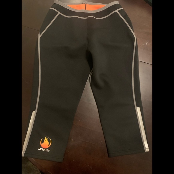 Saunatek Black Capri Leggings  Sz L - Picture 1 of 4